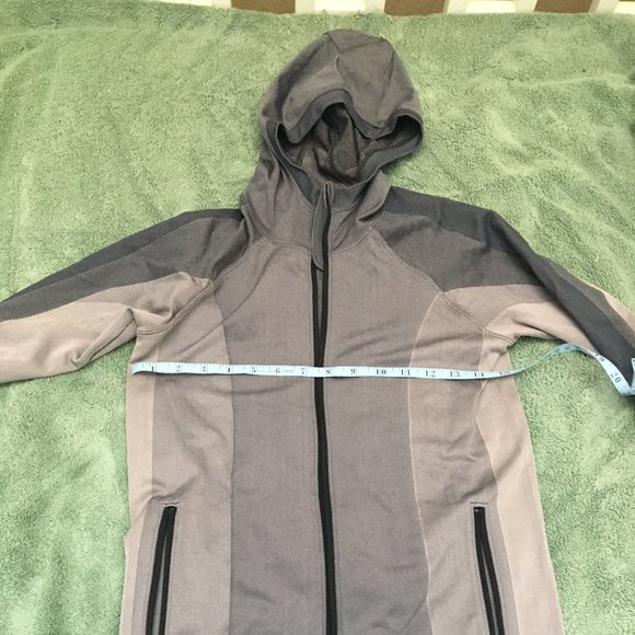 Like New Lululemon Ebb to Train Jacket Chrome 6 - Picture 4 of 15